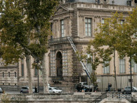Raport: Muzeul Luvru va avea nevoie de ani întregi pentru a-şi remedia problemele de securitate