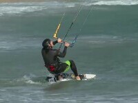 Vântul puternic a scos pe apă pasionații de sporturi extreme. Iubitorii de kitesurfing au făcut spectacol pe litoral