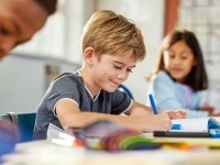 O familie din Londra plătește 180.000 de lire pe an ca să transforme un copil de un an într-un „gentleman britanic”