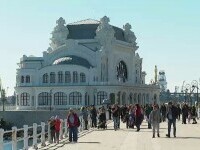 Pe litoral, atmosfera de vară a revenit pentru câteva ore. Turiștii s-au bucurat de plajă, soare și fructe de mare proaspete