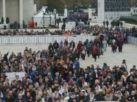 Mii de oameni, la slujba de Sfințire a picturii Catedralei Naționale. Cea mai mare biserică ortodoxă din lume, inaugurată