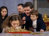 Fotografia publicată de președintele Nicușor Dan, după ce a participat cu familia la sfințirea picturii Catedralei Naționale