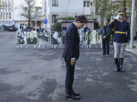 Nicuşor Dan a depus o coroană de flori în memoria victimelor din Clubul Colectiv, la zece ani de la tragedie. FOTO