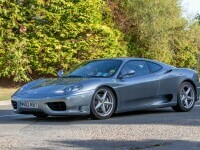 Șoferul unui Ferrari a murit în timp ce încerca să își impresioneze iubita cu zgomotul mașinii. S-a izbit de un copac