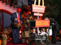 Trump a primit copii la Casa Albă, de Halloween. A găzduit sute de invitaţi costumaţi. GALERIE FOTO