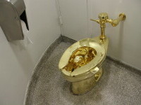 toaleta de aur artist