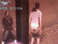 Spectacol de striptease, pe strazile din Praga