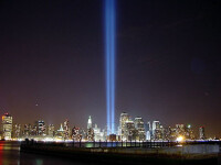 Cele doua fascicule luminoase de la Ground Zero dezorienteaza pasarile