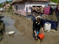 Turda: elevii de la Colegiul Mihai Viteazul lupta impotriva inundatiilor