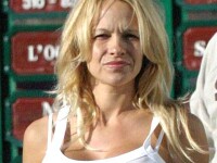 Pamela Anderson a fost evacuata din hotel!