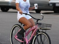 Pamela Anderson incaleca... bicicleta!