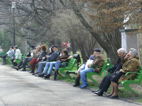 Oamenii se relaxeaza in parc