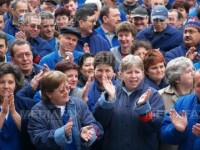 Muncitorii de la ICA Ghimbav continua protestele in strada