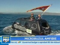 Doi neo-zeelandezi au traversat stramtoarea Cook cu un microbuz!