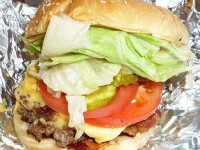 VIDEO. Asa arata burgerul preferat al americanilor. McDonalds si Burger King au prins cu greu top 5