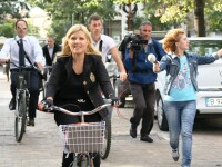 VIDEO. Elena Udrea, pe bicicleta, dupa ce a declarat Ziua Fara Masini la Ministerul Turismului