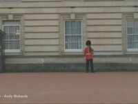 Gestul care i-a adus o sanctiune disciplinara unui soldat din Garda Reginei Elisabeta a II-a. Turistii s-au amuzat. VIDEO