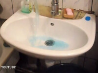 apa albastra la robinet