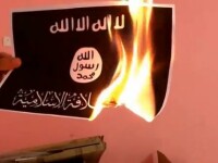 VIDEO Activistii libanezi ard steagul Statului Islamic, dupa modelul 