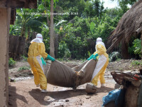 voluntari lupta impotriva Ebola in Africa