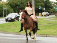 Lady Godiva, in varianta moderna. O tanara britanica a iesit la plimbare cu calul, imbracata doar in lenjerie intima