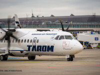 aeronava TAROM pe aeroport