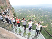 Primul pod suspendat, din sticla, din China a fost inaugurat. Structura se clatina usor la deplasarea turistilor. FOTO