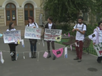 Mars in Bucuresti pentru introducerea educatiei sexuale in scoli. Voluntarii s-au ales cu o amenda pentru o 