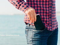 smartphone in pantaloni - SHUTTERSTOCK