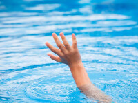copil piscina Shutterstock