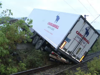 Un tir încărcat cu carne a derapat în Arad şi s-a răsturnat peste calea ferată