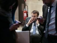 Emmanuel Macron vorbeste la telefon