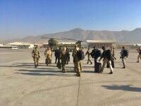 Jim Mattis pe aeroportul din Kabul