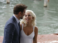 Lady Gaga a strălucit pe covorul roșu la Festivalul de film de la Veneți