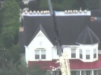 O vilă a fost tăiată în două de o macara care s-a prăbușit peste ea