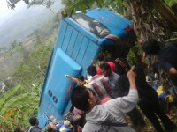 Accident cu cel puţin 21 morţi, în Indonezia. Un autocar cu turişti a căzut în prăpastie
