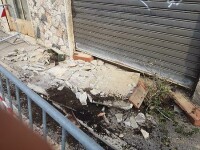 Un şofer român a dărâmat un balcon în timp ce întorcea TIR-ul, în Italia