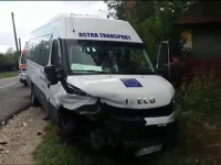 Un șofer de 26 de ani a intrat pe contrasens și a lovit un microbuz. Bilanțul accidentului