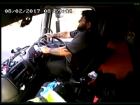 Momentul în care un șofer de camion, atent la telefon, ucide o femeie. VIDEO