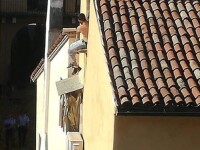 Un român a încercat să scape de carabinieri cățărându-se pe acoperișuri. De ce era acuzat