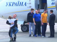Schimb istoric de prizonieri între Rusia și Ucraina. Urale la sosirea avionului în Kiev