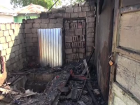 Pensionari rămași pe drumuri, după ce un incendiu le-a mistuit casa. Femeia e paralizată