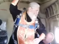 Un preot rus a aruncat apă sfințită din elicopter să vindece lumea de „beție și desfrâu”