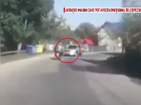 Momentul în care un scuter pe care se aflau 3 tineri se izbește frontal de o mașină, în Bacău