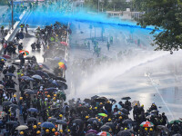 Noi proteste violente în Hong Kong: Poliţia a folosit tunuri cu apă şi gaze lacrimogene