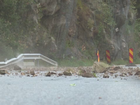 A plouat cu pietre în Defileul Jiului. Ce au făcut șoferii, când au fost opriți din drum
