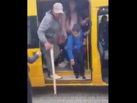 Bărbat filmat cu toporul în mână într-un microbuz școlar