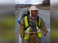 Șamanul care a mers pe jos 3000 de km ca să-l expulzeze pe Putin a fost arestat