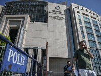Doi jurnalişti turci de la Bloomberg, judecaţi pentru un articol despre prăbuşirea lirei