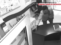 Un hoț a fost filmat în timp ce fura dintr-un cabinet stomatologic. Ce a luat